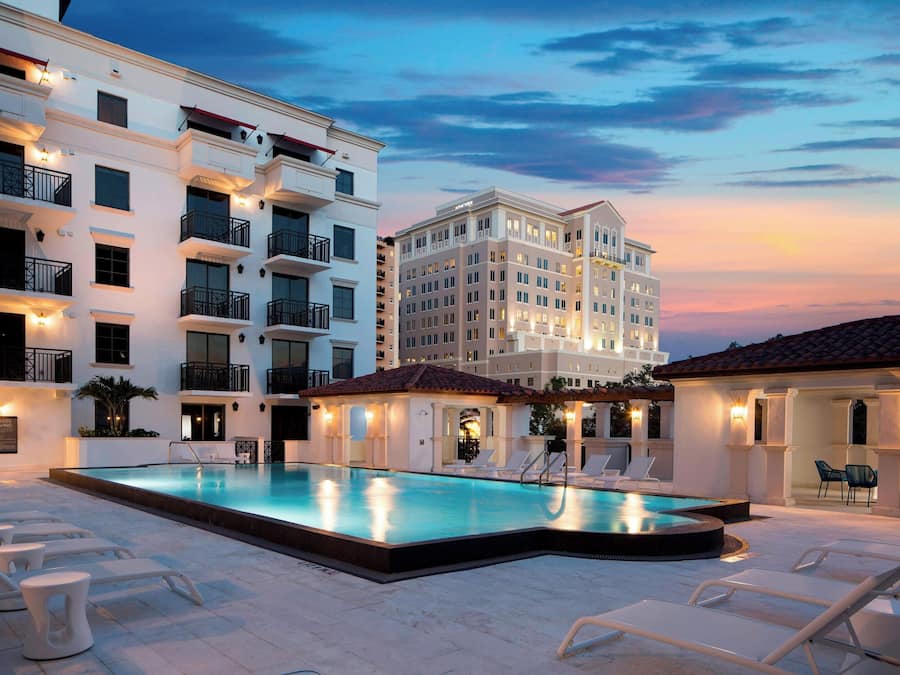 Een buitenzwembad, gratis zwembadcabana's, ligstoelen bij het zwembad