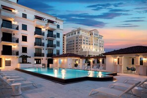 Outdoor pool, open 7:00 AM to 11:00 PM, free pool cabanas, pool loungers - Aloft Coral Gables (Coral Gables)