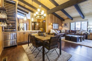 Talo, 4 makuuhuonetta (Chateau Sans Nom #17) | Oleskelualue | Televisio, takka, DVD-soitin