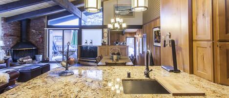 Casa, 4 camere da letto (Chateau Sans Nom #17) | Area soggiorno | TV 50 pollici con canali via cavo, caminetto, lettore DVD