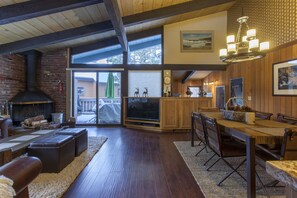 House, 4 Bedrooms (Chateau Sans Nom #17) | Living area