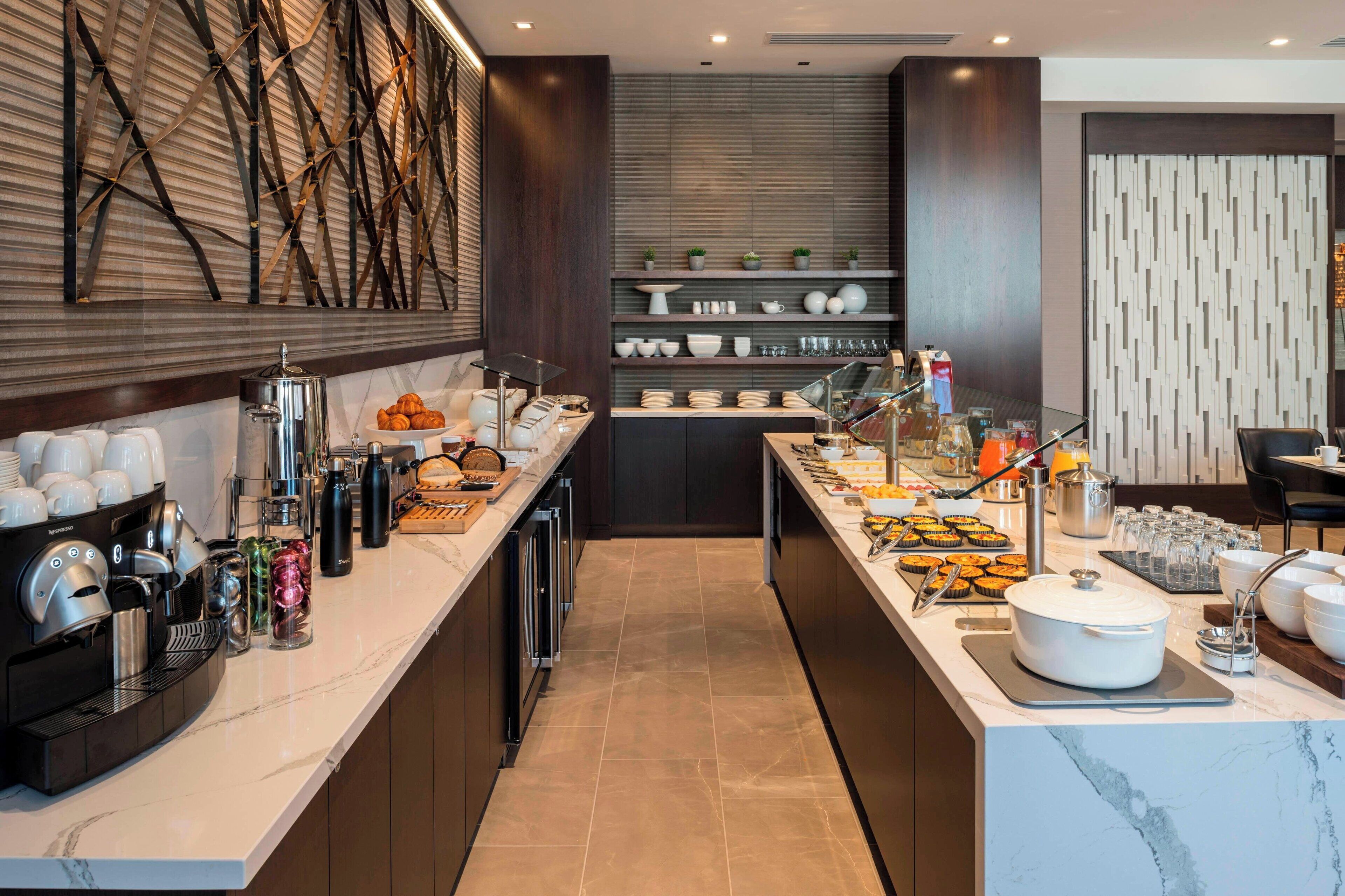 fridge, coffee/tea maker