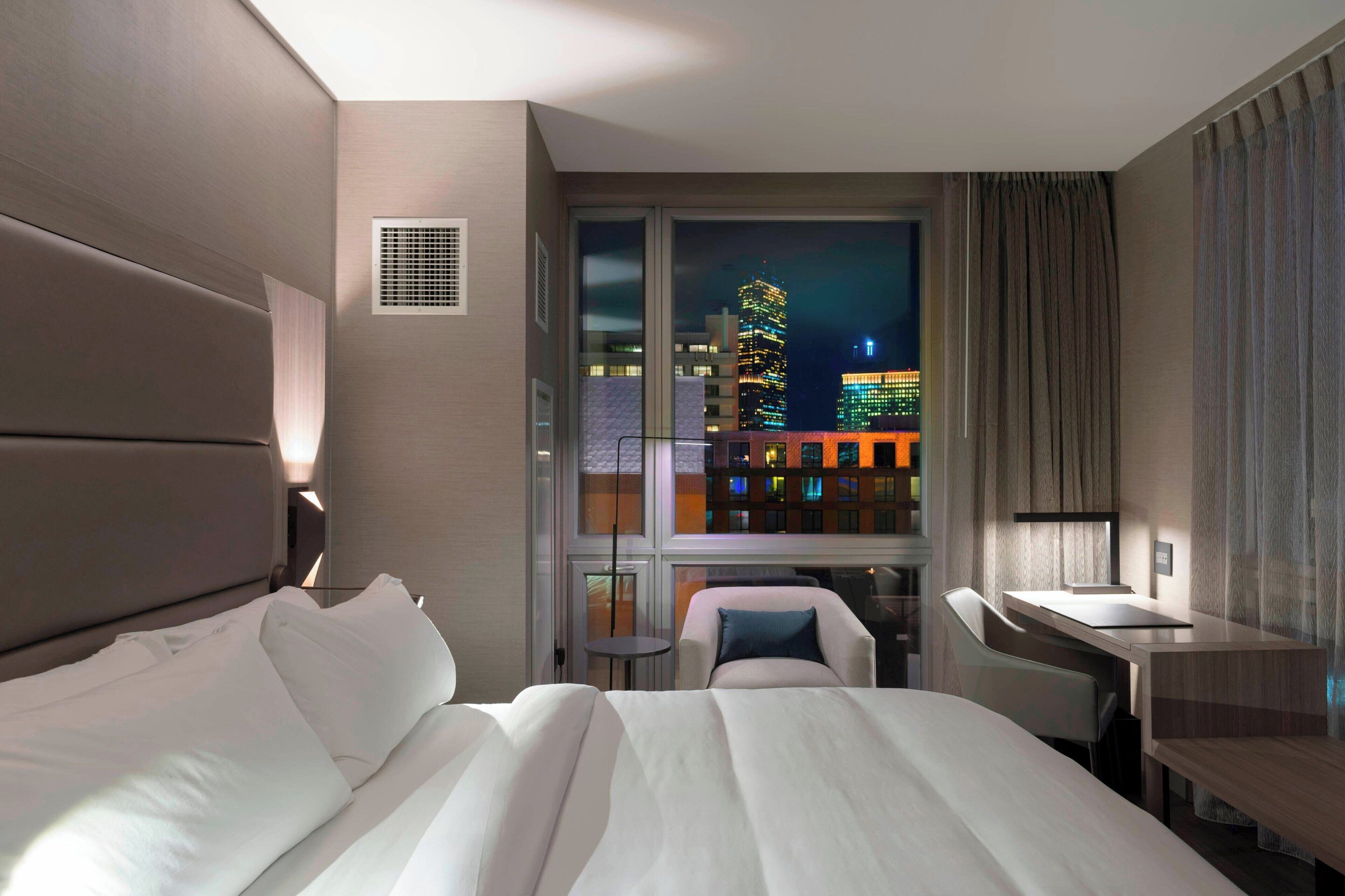 Ropa de cama de alta calidad y caja de seguridad en la habitación 