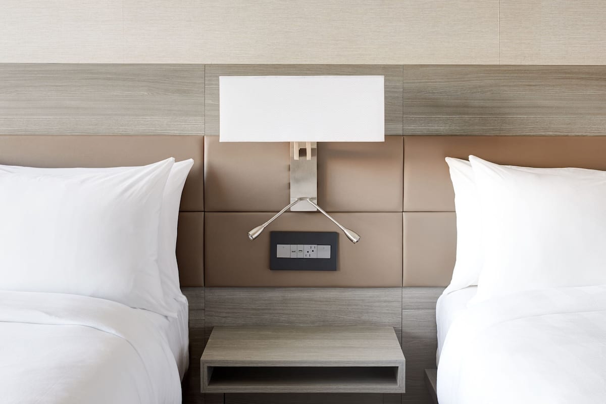 เครื่องนอนระดับพรีเมียม, เตียงพร้อมฟูกเสริมที่นอน, ตู้นิรภัยในห้องพัก