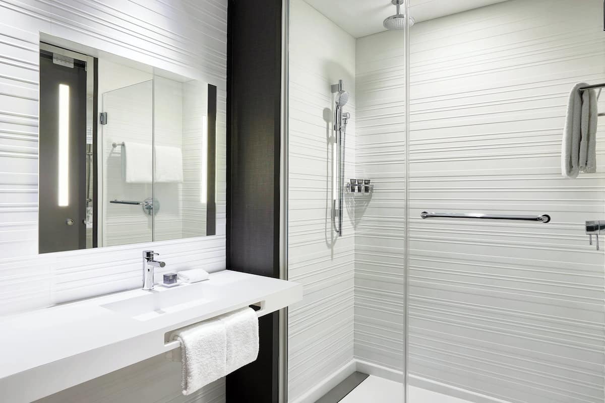 Regadera, amenidades de baño gratuitas, secadora de cabello, toallas