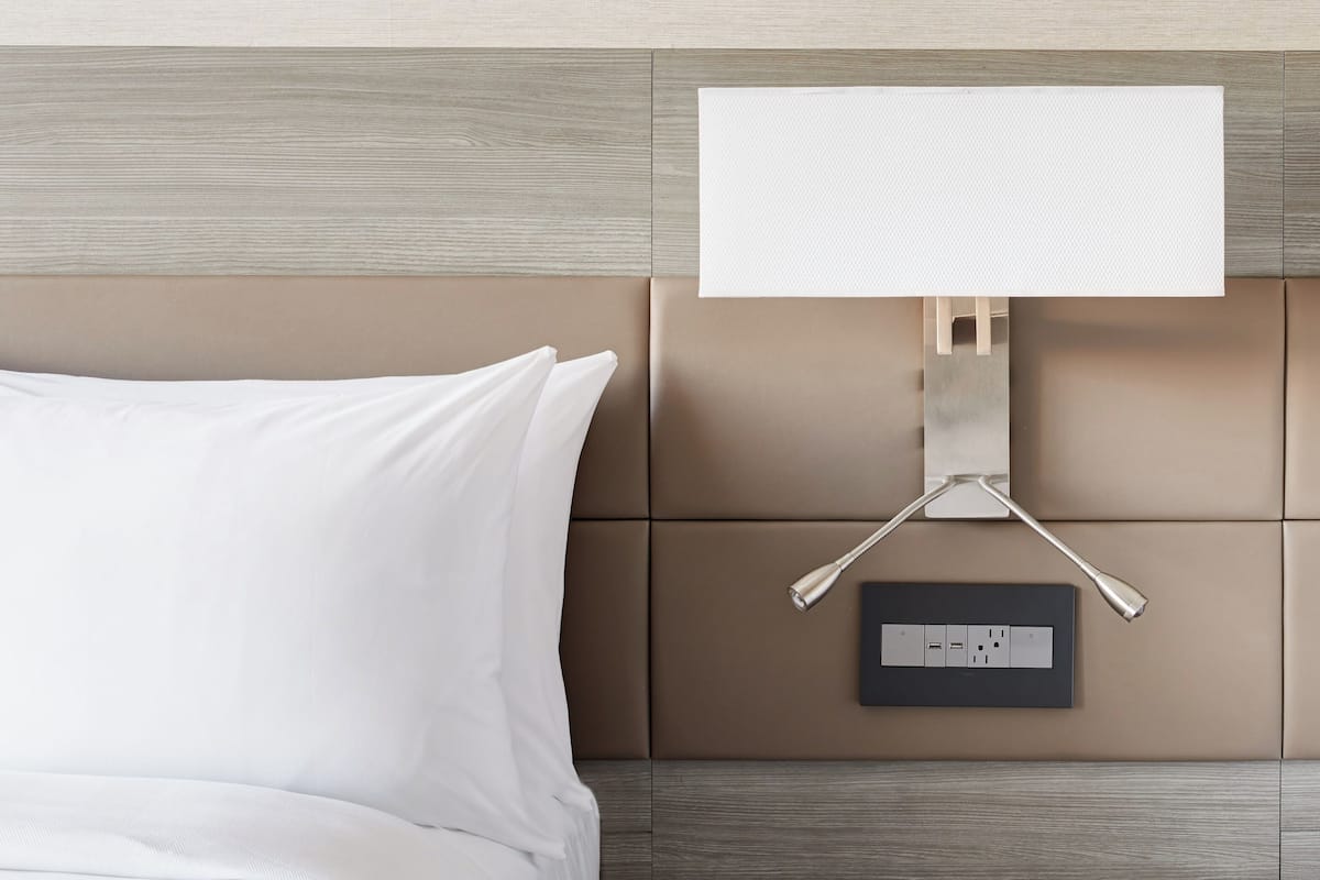 เครื่องนอนระดับพรีเมียม, เตียงพร้อมฟูกเสริมที่นอน, ตู้นิรภัยในห้องพัก