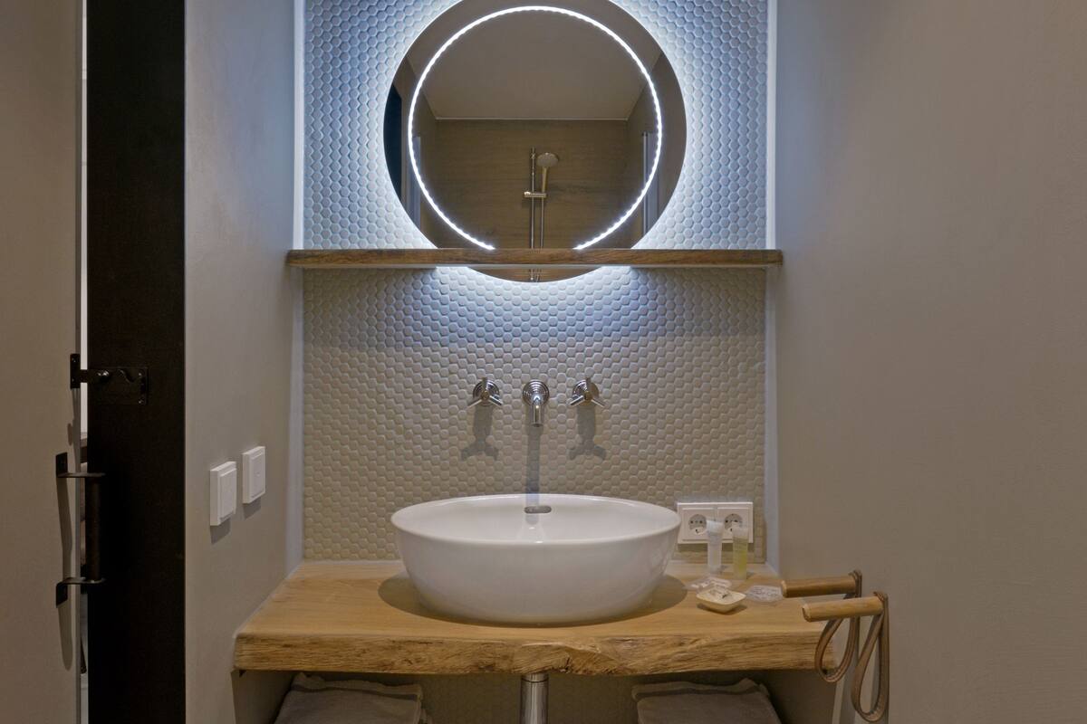 family apartment, beachfront | bathroom | free toiletries, towels