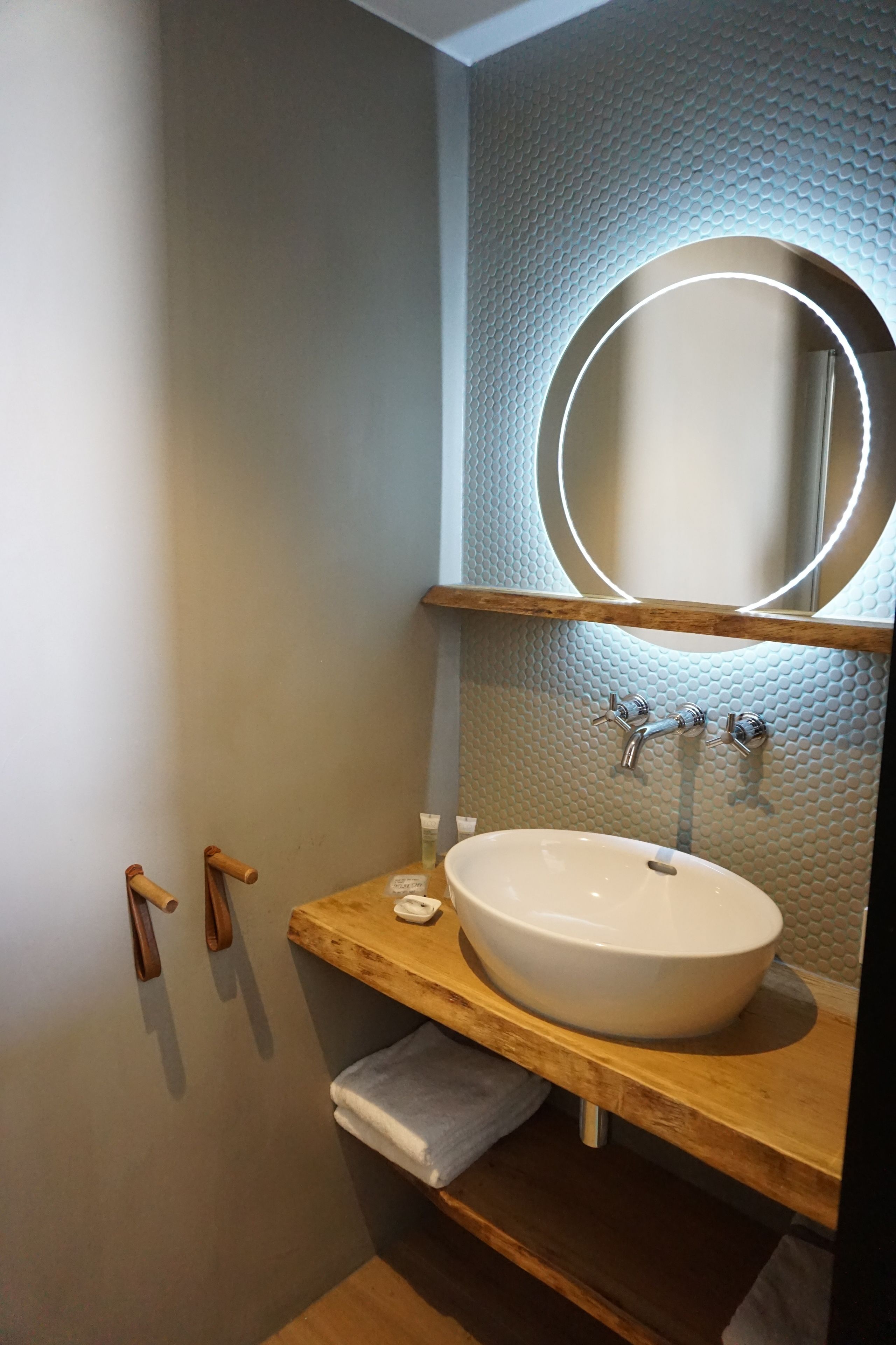 free toiletries, towels