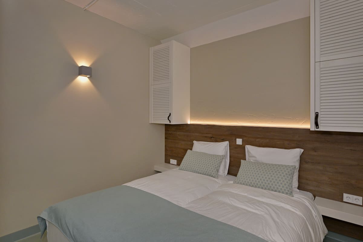 in-room safe, free wifi, bed sheets