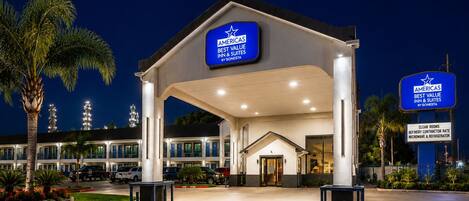 A hotel entrance with a sign indicating it is an Americas Best Value Inn & Suites by Sonesta.