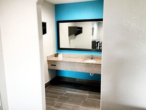 Kombinert dusj/badekar, toalettartikler (inkludert) og hårføner