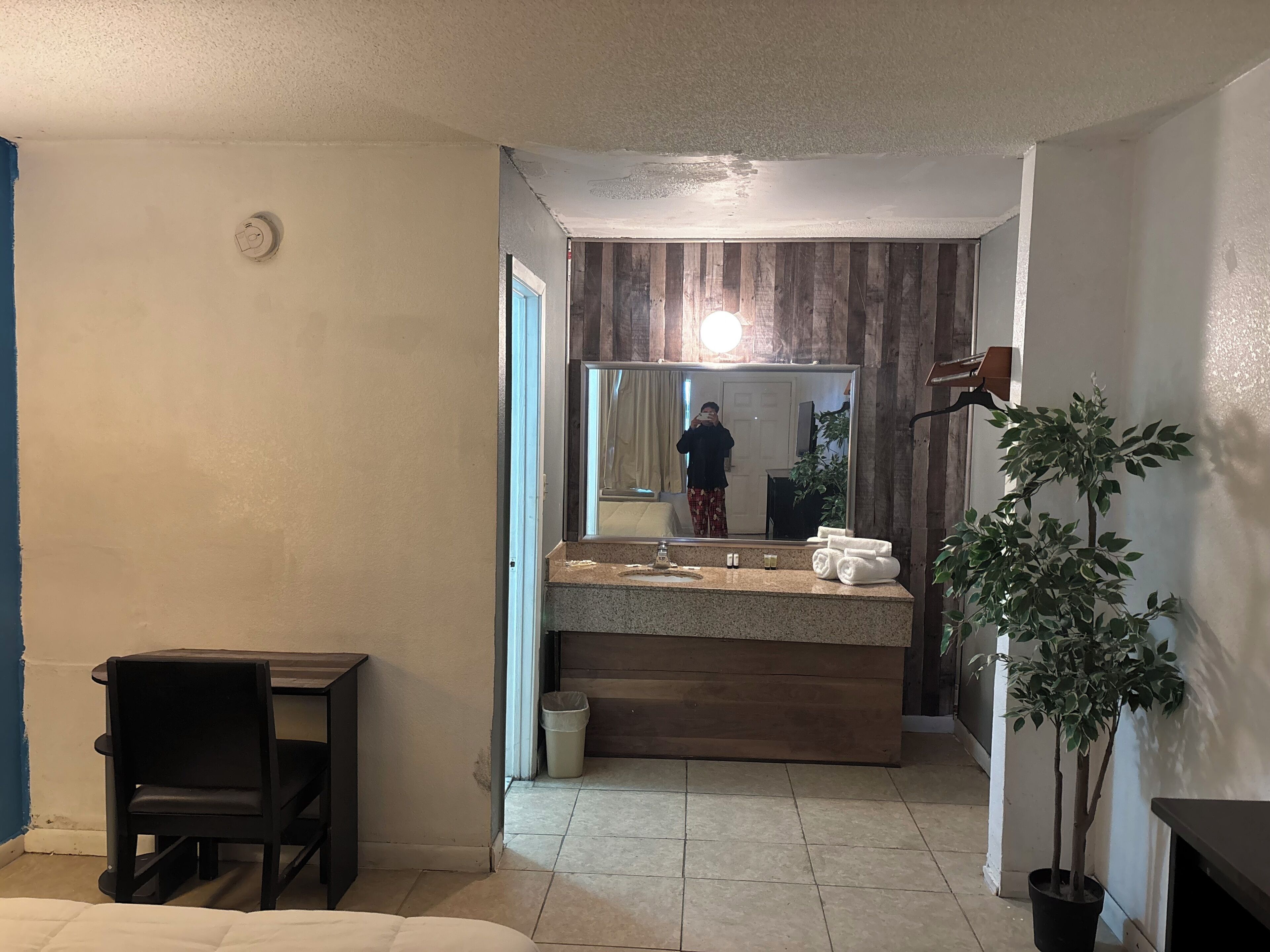 Room, 1 King Bed, Accessible, Non Smoking | Bathroom sink