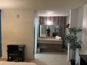 Zimmer, 1 King-Bett, barrierefrei, Nichtraucher | Waschbecken im Bad