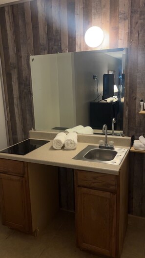 Room, 1 King Bed, Non Smoking | Bathroom sink - Americas Best Value Inn Brinkley (Brinkley)