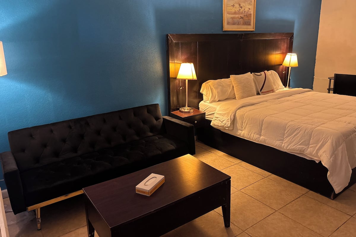 Room, 1 King Bed, Accessible, Non Smoking | Premium bedding, memory foam beds, desk, blackout drapes