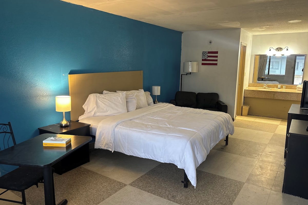 Room, 1 King Bed, Smoking | Premium bedding, memory foam beds, desk, blackout drapes