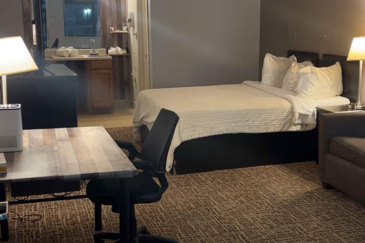 Room, 1 King Bed, Non Smoking | Premium bedding, memory foam beds, desk, blackout drapes