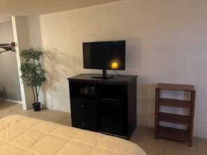 Room, 1 King Bed, Accessible, Non Smoking | Living area | 17-inch flat-screen TV with cable channels, TV