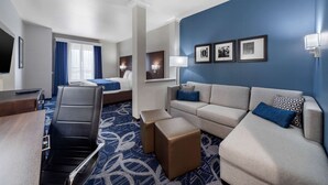 A hotel room with a bed, a sofa, a desk, and a chair. - Comfort Inn & Suites Oklahoma City South I-35 (Oklahoma City)