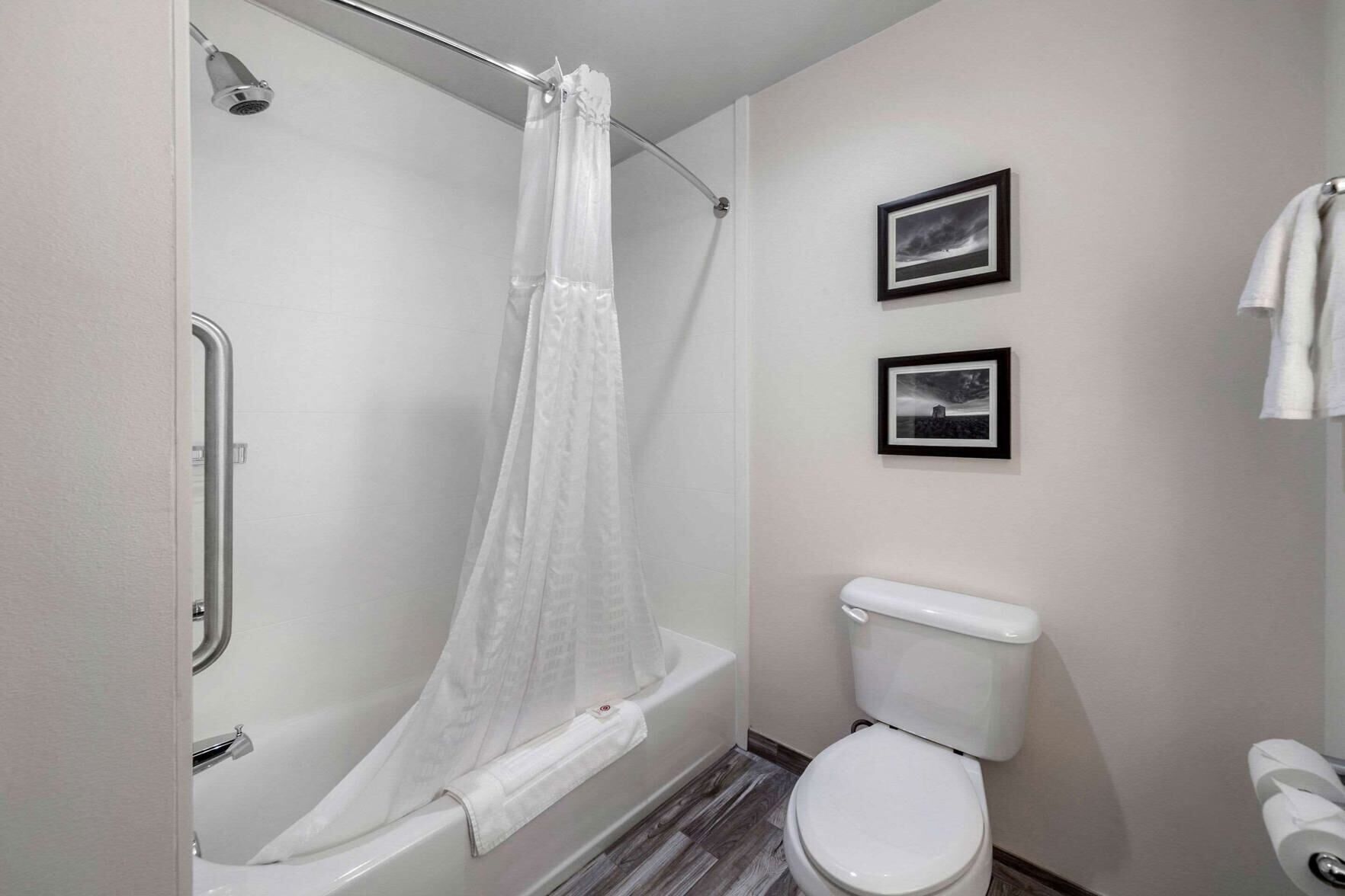 Baño | Tina con regadera, amenidades de baño gratuitas, toallas 