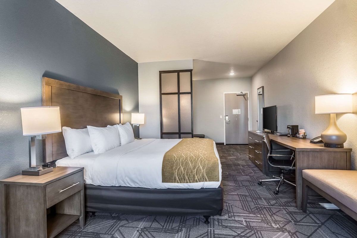 Suite, 1 trÚs grand lit et 1 canapé-lit, non-fumeur | Literie de qualité, lit avec matelas à plateau-coussin, coffre-fort