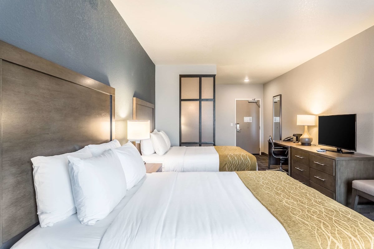 premium bedding, pillow-top beds, in-room safe, desk