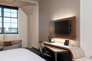 Premium bedding, desk, laptop workspace, blackout curtains - Courtyard by Marriott Waterloo Cedar Falls (Waterloo)