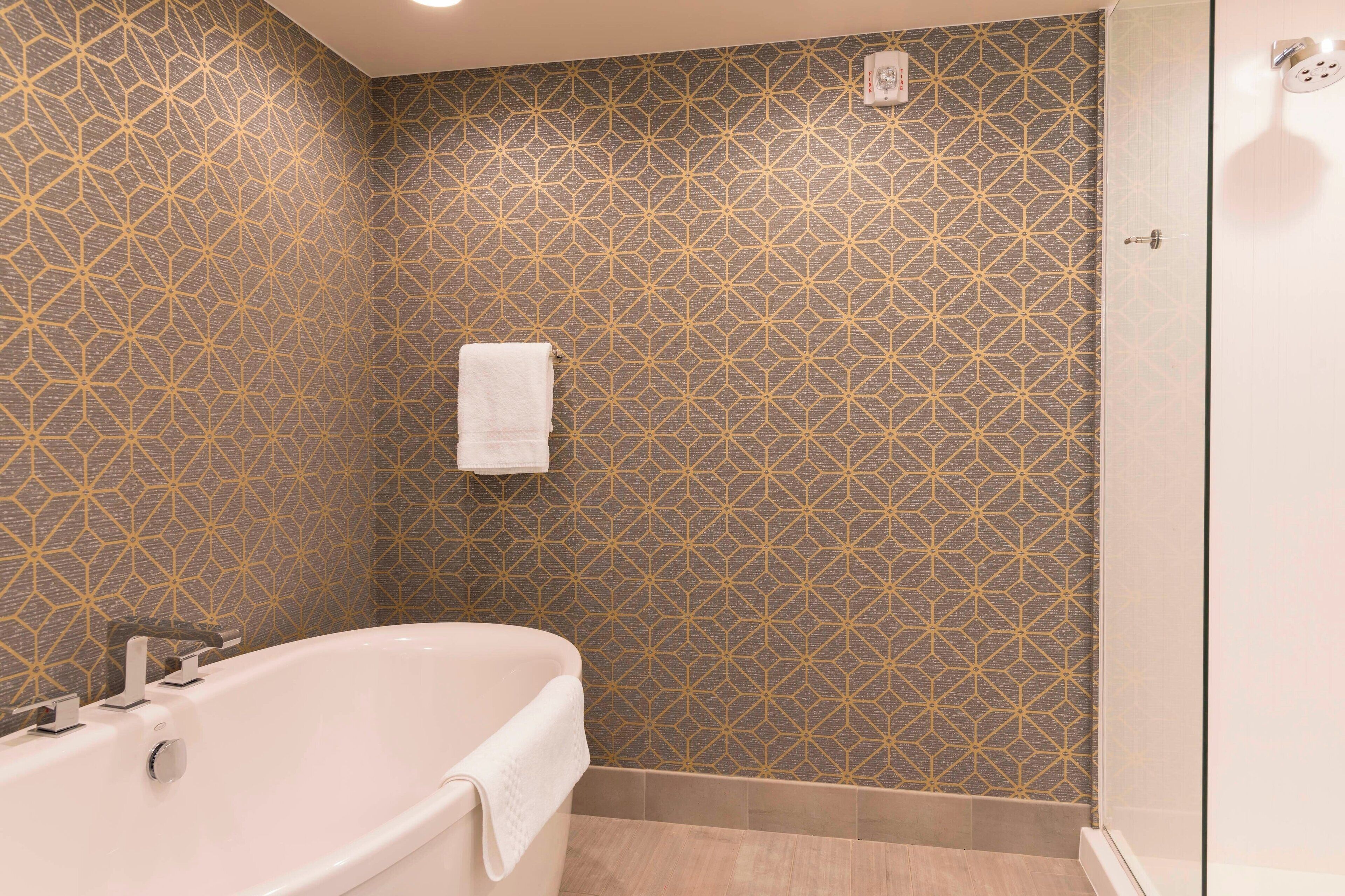 suite, 2 bedrooms | bathroom | shower, hair dryer, towels