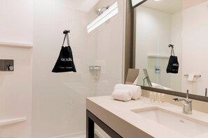 Douche, sèche-cheveux, serviettes fournies