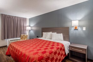 办公桌、笔记本电脑工作区、遮光窗帘、免费 WiFi