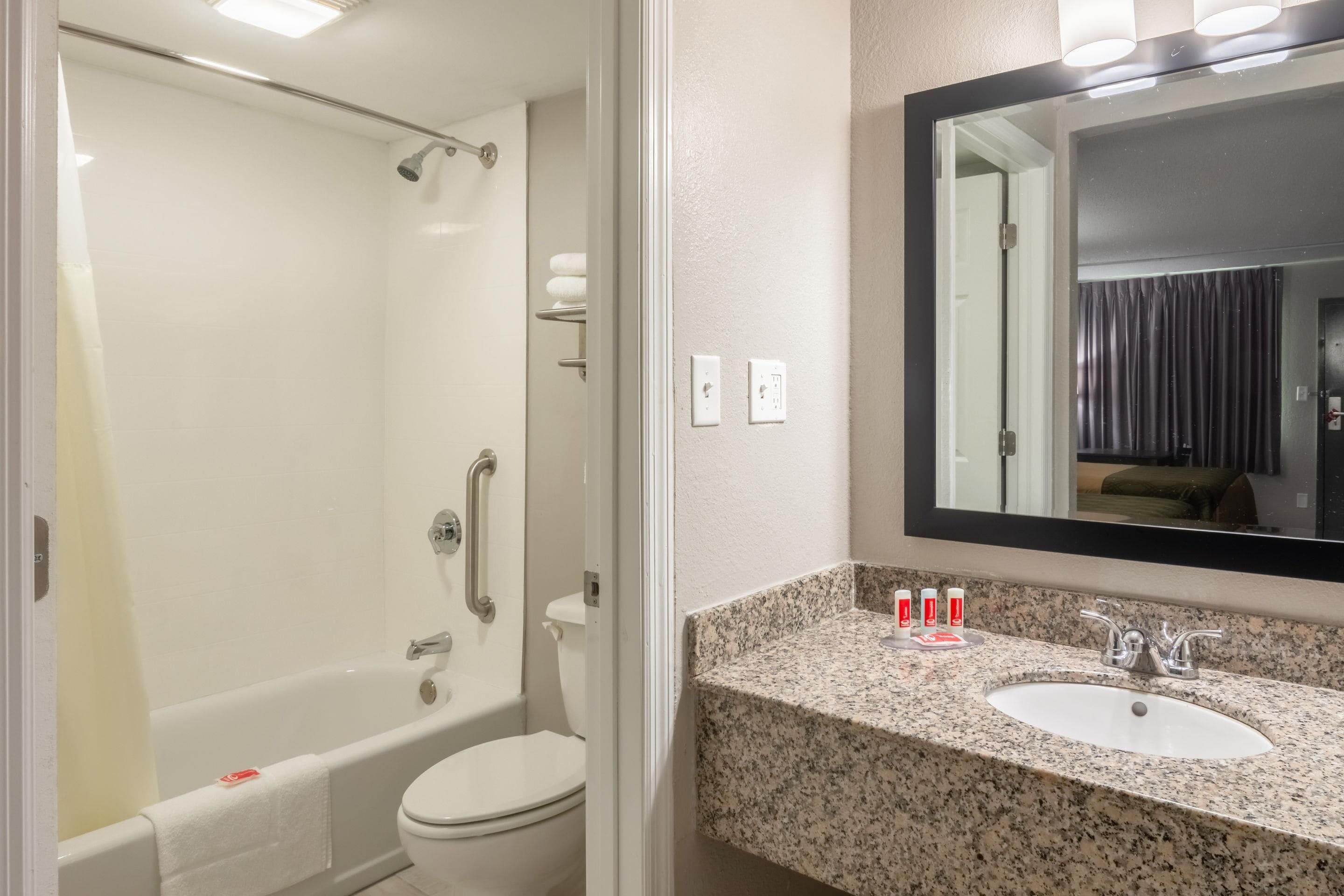 Articles de toilette gratuits, sèche-cheveux, serviettes fournies