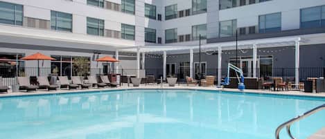 Outdoor pool, free cabanas, sun loungers