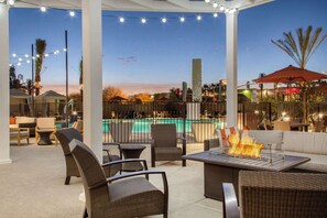 Outdoor pool, free cabanas, sun loungers - Cambria Hotel Phoenix Chandler - Fashion Center (Chandler)