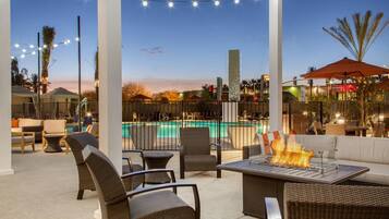 Outdoor pool, free cabanas, sun loungers
