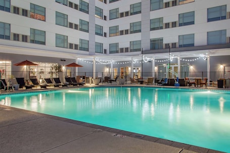 Una piscina al aire libre, camas de piscina gratis