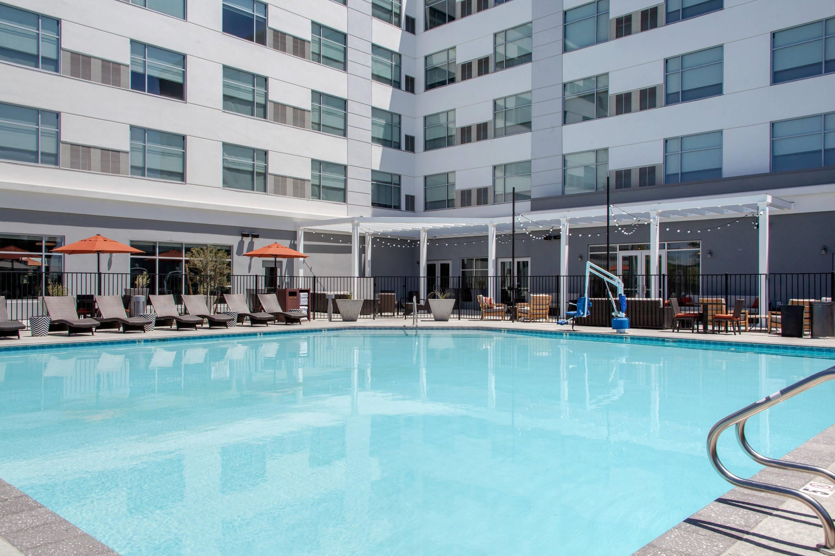 Outdoor pool, free pool cabanas, pool loungers