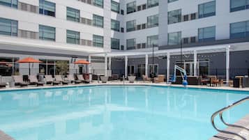 Outdoor pool, free pool cabanas, pool loungers