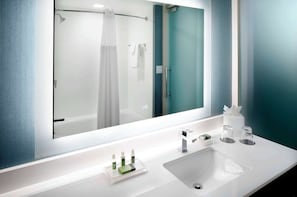 Articles de toilette gratuits, sèche-cheveux, serviettes fournies