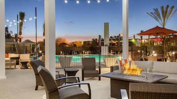 Outdoor pool, free pool cabanas, pool loungers