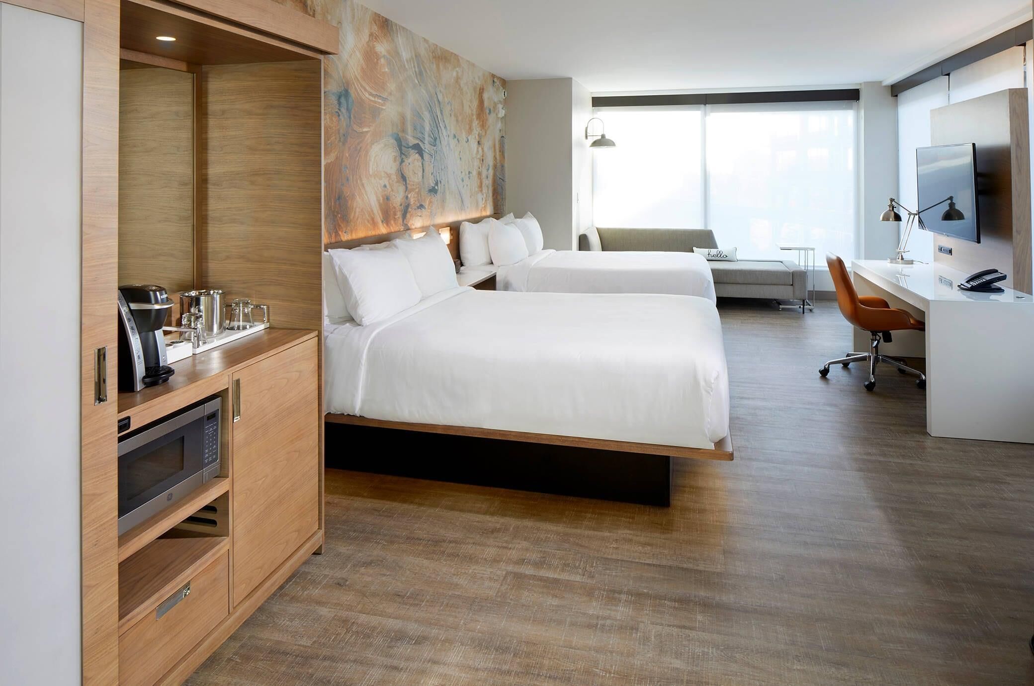 Habitación, 2 camas Queen size, con acceso para personas discapacitadas, para no fumadores | Ropa de cama de alta calidad y escritorio 