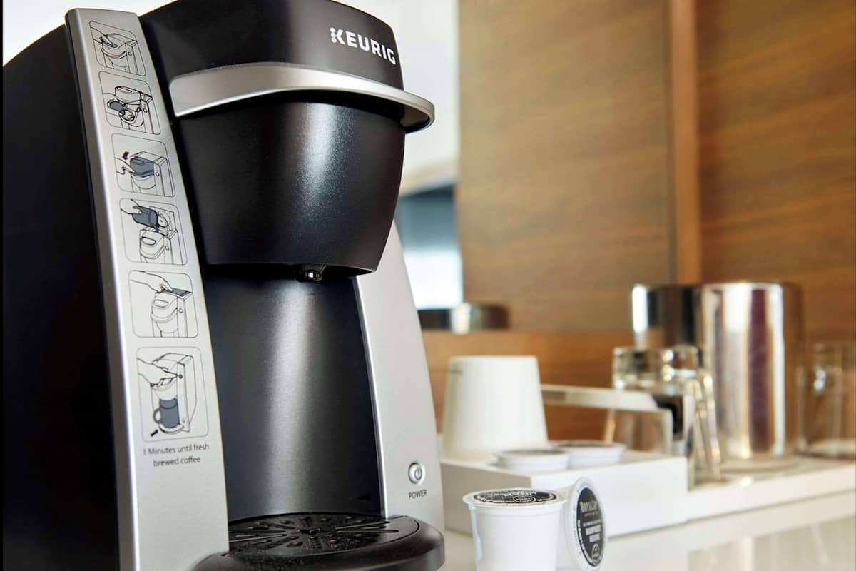 Luxe beddengoed, een bureau, een laptopwerkplek