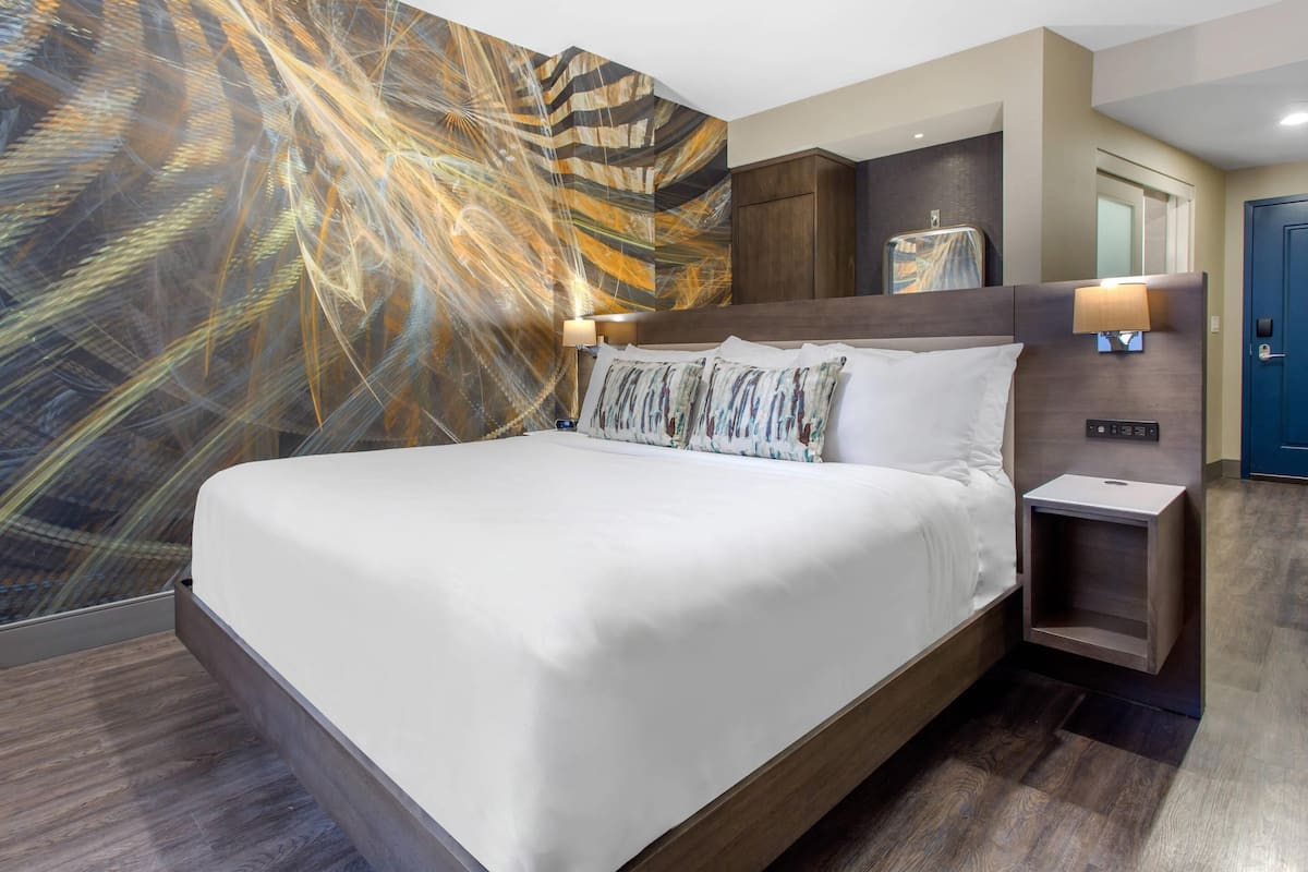 1 bedroom, premium bedding, in-room safe, desk