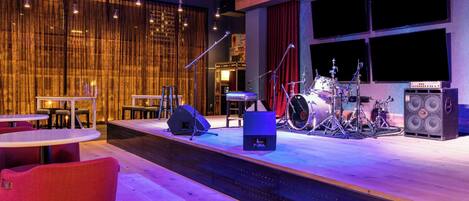 Déjeuner et dîner servis sur place, spécialités Cuisine locale