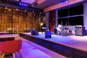 Se sirven almuerzos y cenas, cocina local