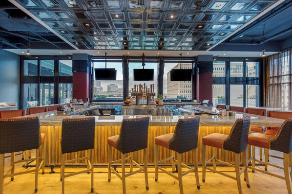 Lunch and dinner served, local cuisine - Cambria Hotel Nashville Downtown (Nashville)