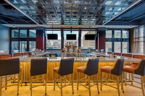 Sert le déjeuner et le dîner