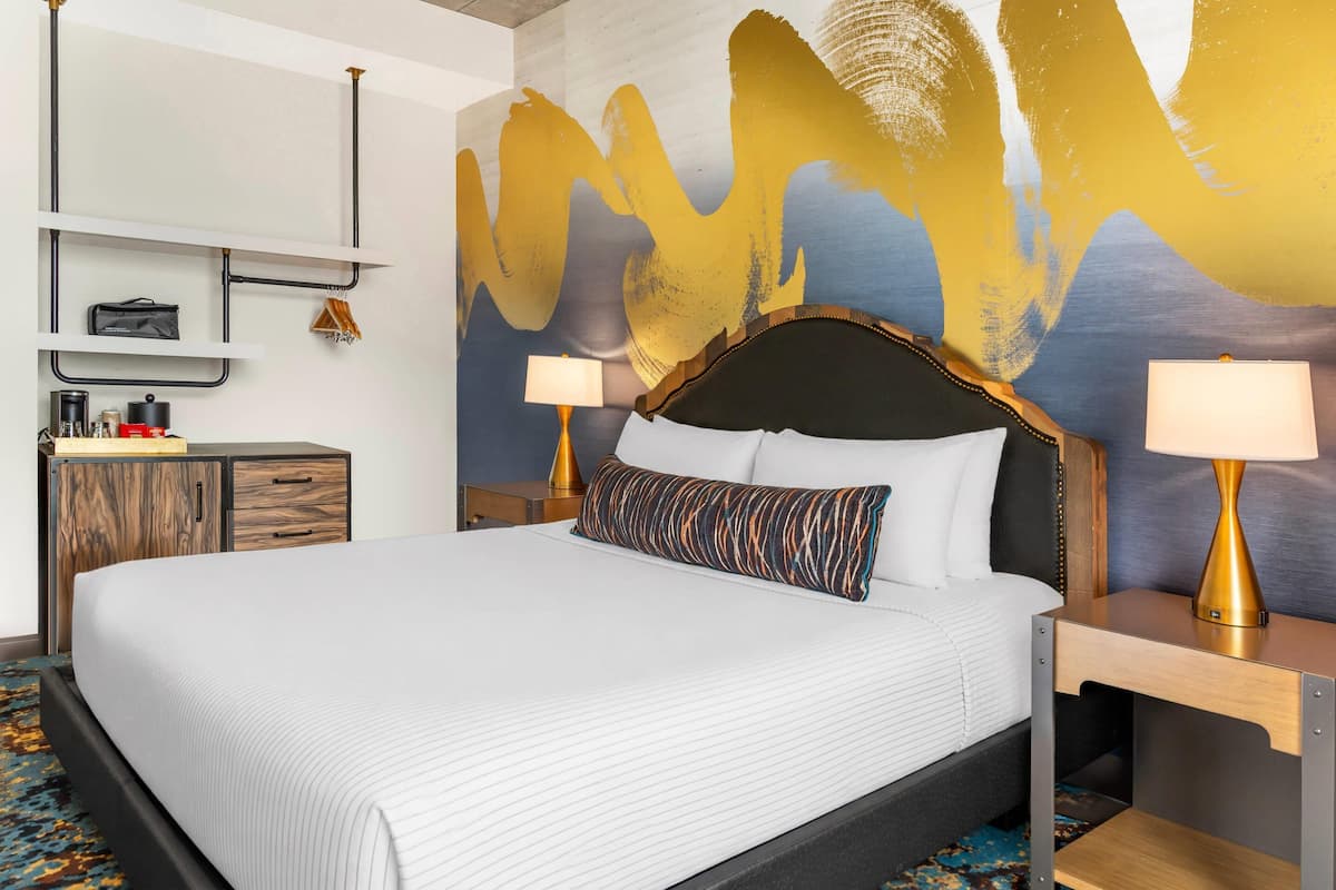 Standard Room, 1 King Bed, Non Smoking (Accessible Tub) | Egyptian cotton sheets, premium bedding, pillow-top beds, in-room safe