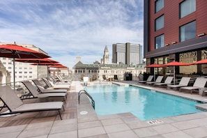 Outdoor pool - Cambria Hotel Nashville Downtown (Nashville)