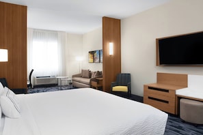 Desk, laptop workspace, iron/ironing board, free cots/infant beds - Fairfield Inn & Suites by Marriott Daytona Beach Speedway/Airport (Daytona Beach)
