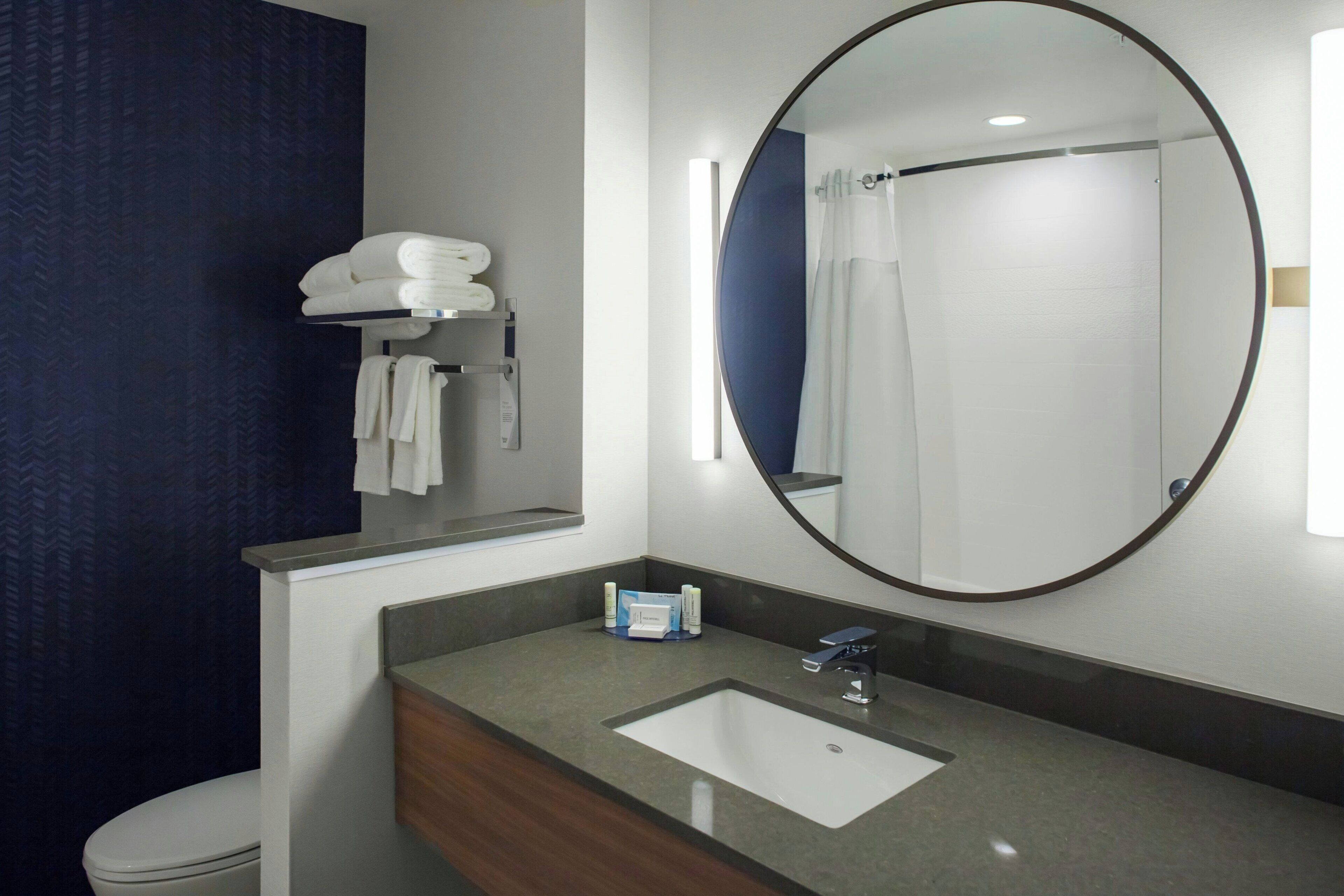 Articles de toilette gratuits, sèche-cheveux, serviettes fournies